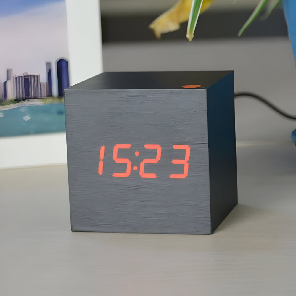 Ceas de masă digital minimalist din lemn - design cubic modern