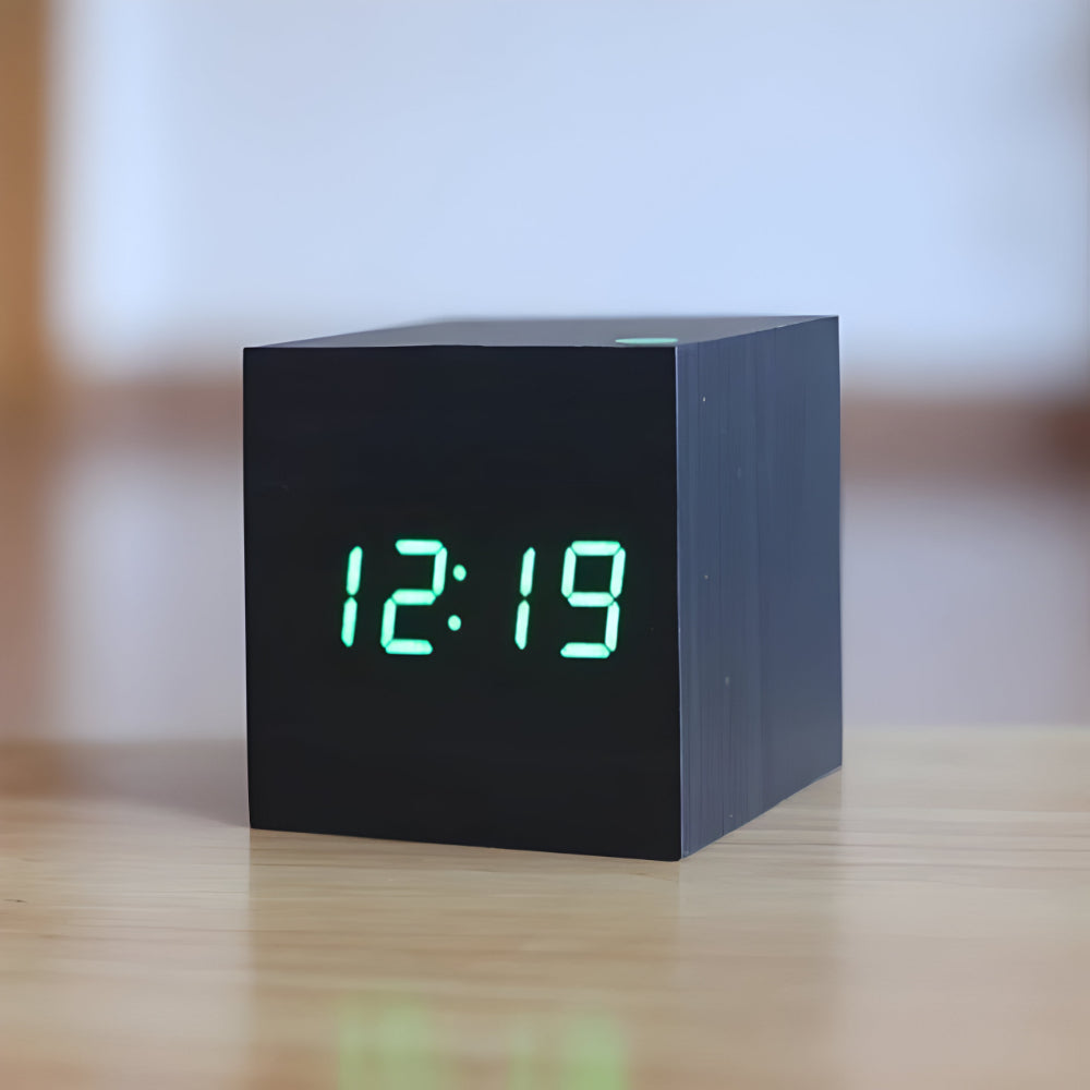 Ceas de masă digital minimalist din lemn - design cubic modern