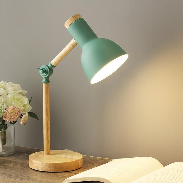 AureNordic verstellbare Schreibtischlampe — Holzfuß, skandinavischer Stil