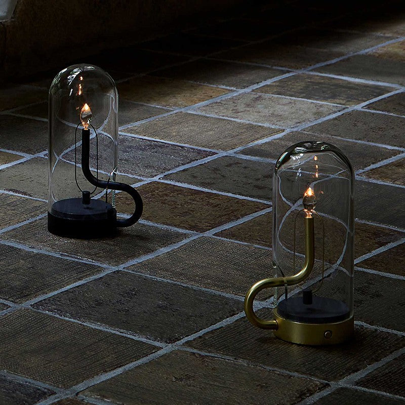 LED-bordslampa i glas — kinetiskt svängande hölje, magnetisk pendellampa