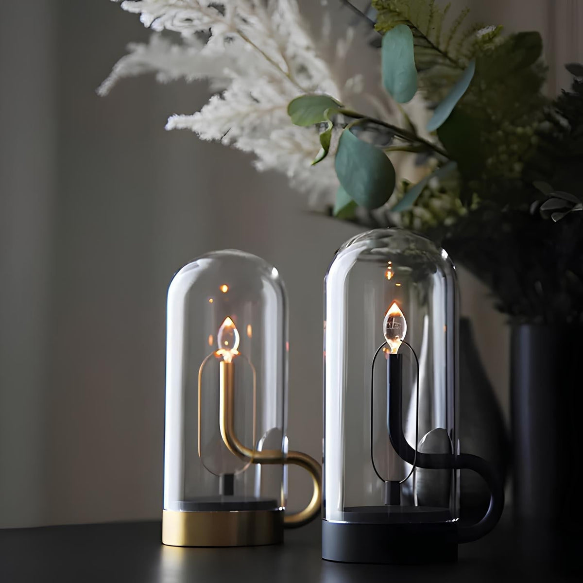 LED-bordslampa i glas — kinetiskt svängande hölje, magnetisk pendellampa