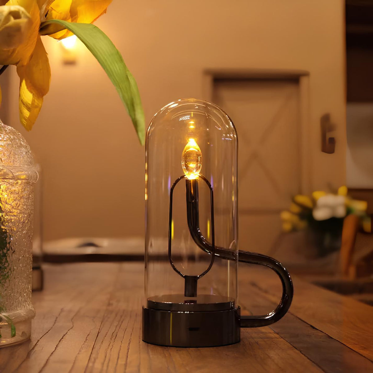 LED-bordslampa i glas — kinetiskt svängande hölje, magnetisk pendellampa