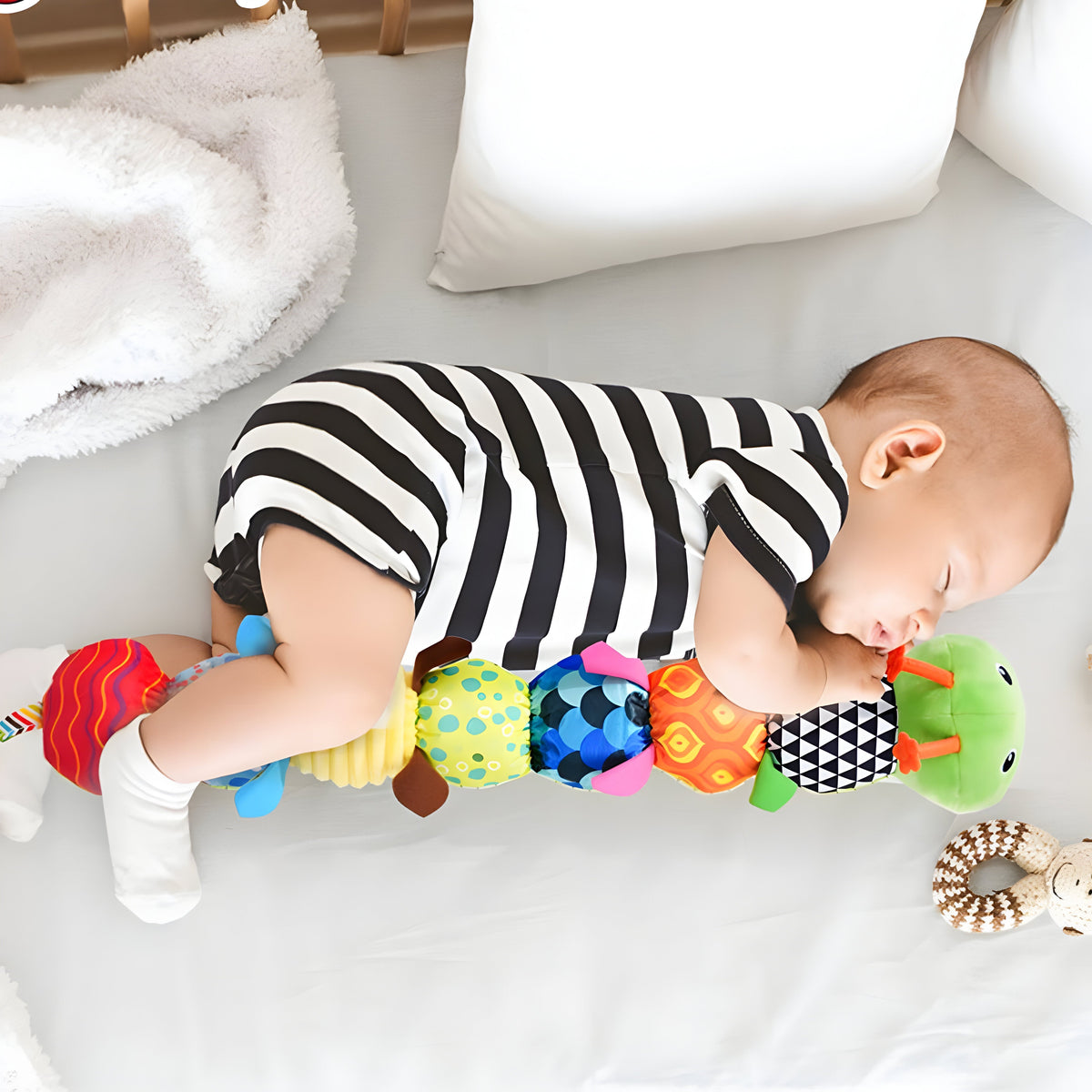 Kleurrijke pluchen rammelaar voor baby's — melodieën bij het knijpen