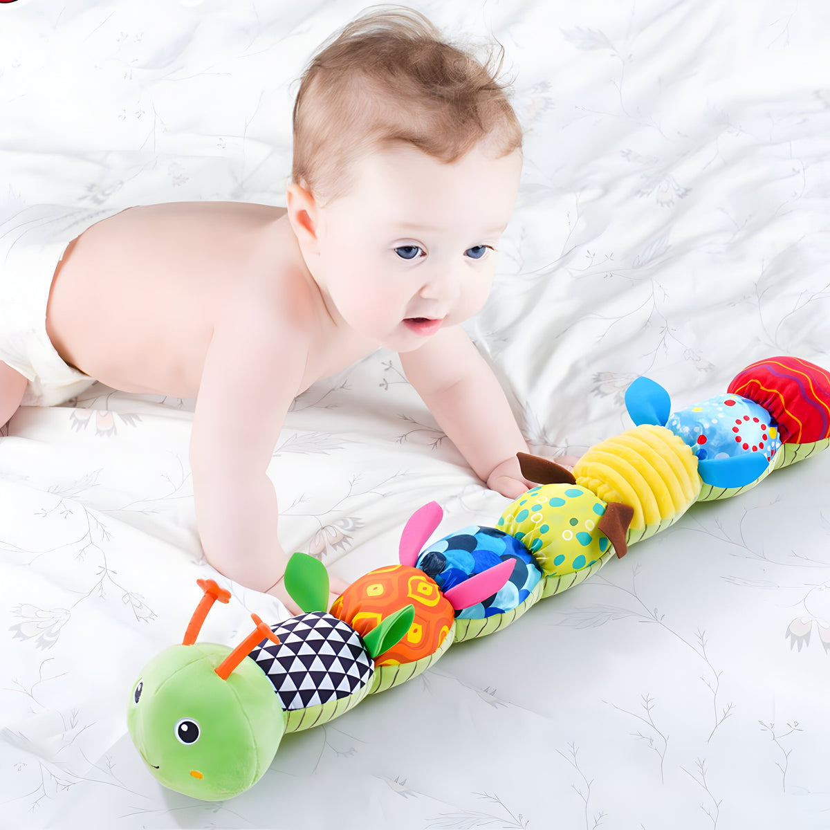 Kleurrijke pluchen rammelaar voor baby's — melodieën bij het knijpen