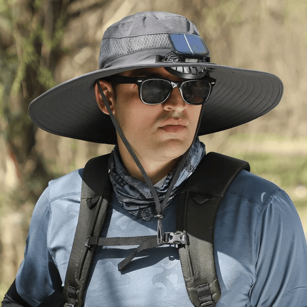 Chapéu de sol ventilado — ventoinha de arrefecimento integrada, aba larga com proteção UV, fluxo de ar ativo