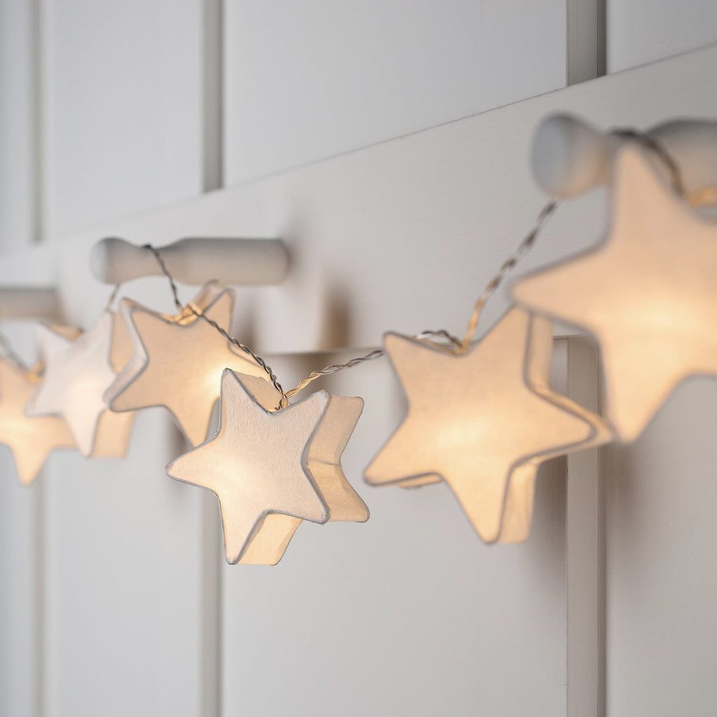 Guirnalda de luces LED en blanco cálido con diez estrellas de papel