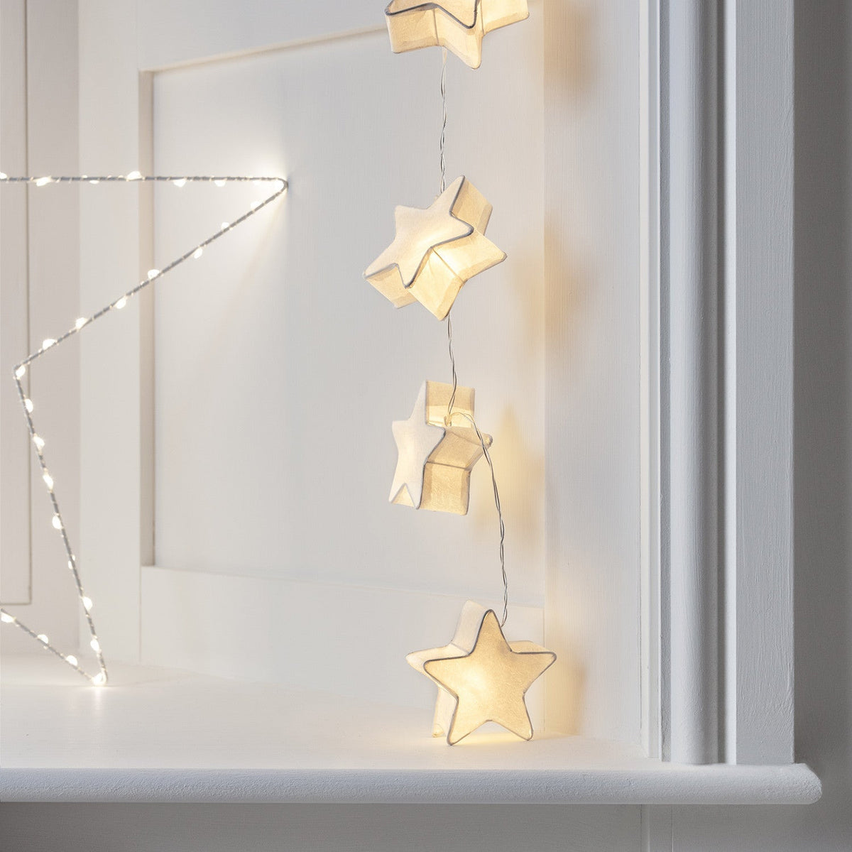 Guirnalda de luces LED en blanco cálido con diez estrellas de papel