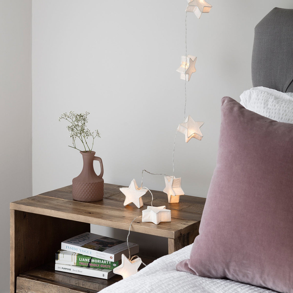 Guirnalda de luces LED en blanco cálido con diez estrellas de papel