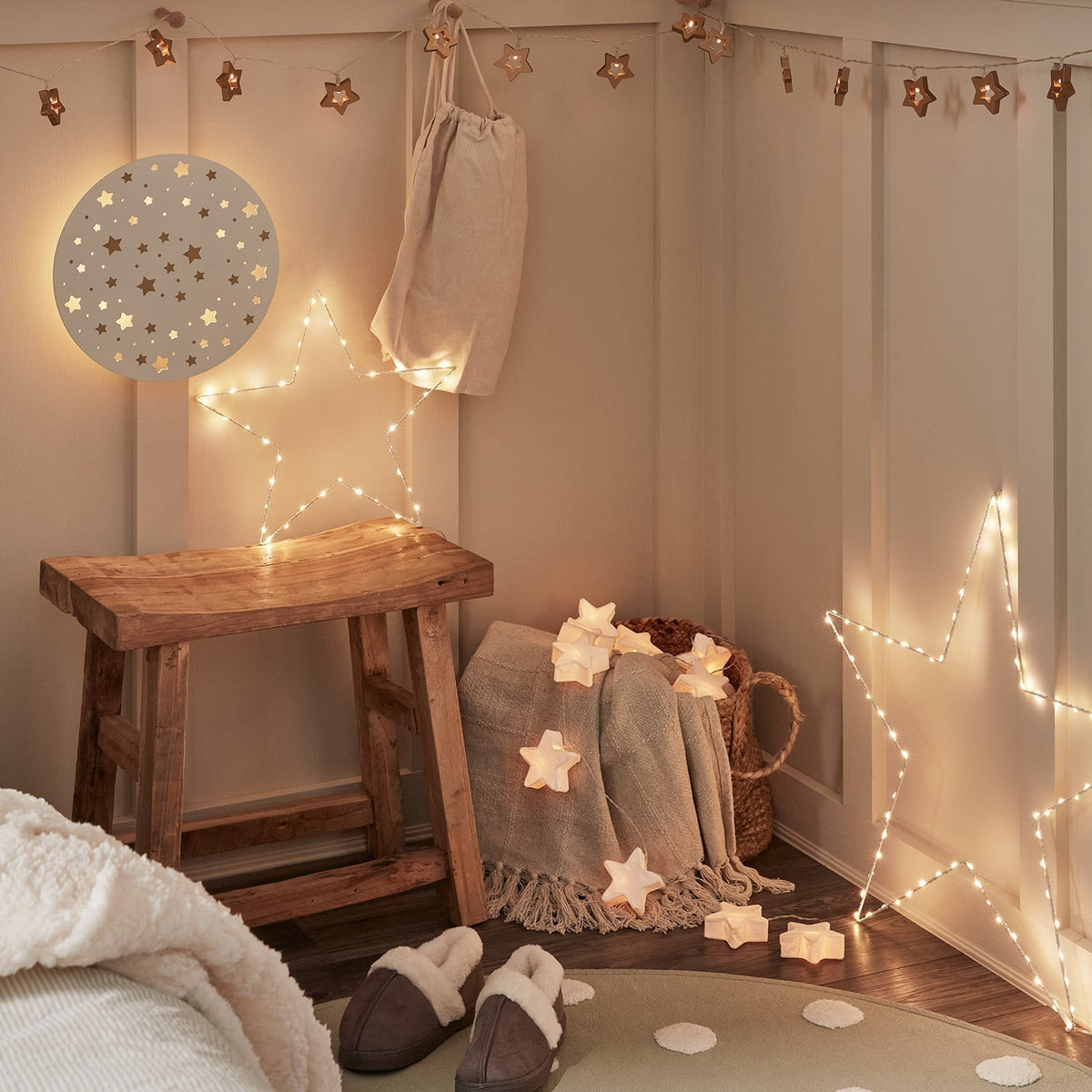 Guirnalda de luces LED en blanco cálido con diez estrellas de papel