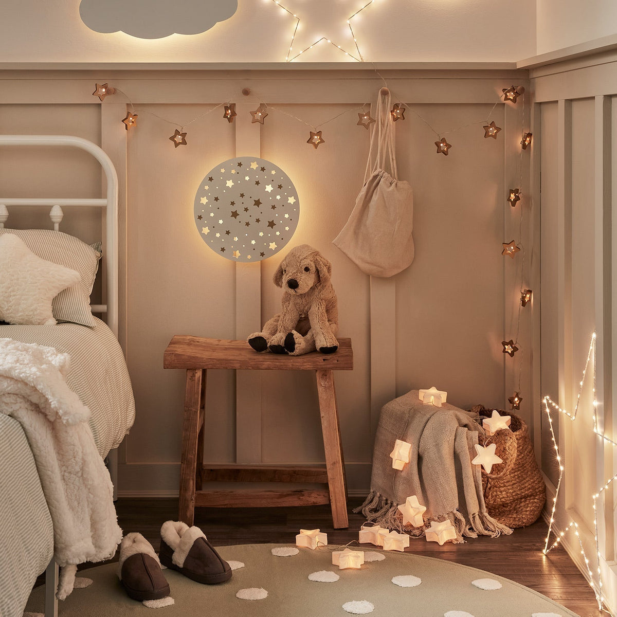 Guirnalda de luces LED en blanco cálido con diez estrellas de papel