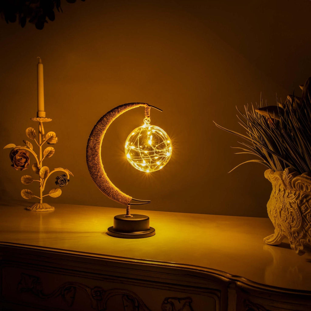 Stolní LED lampa ze skla - napájená bateriemi, srpek měsíce a zavěšená koule