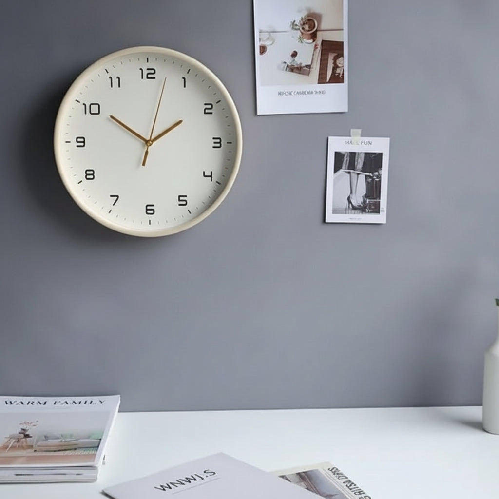 Moderne minimalistisk veggklokke - ren urskive, moderne interiør